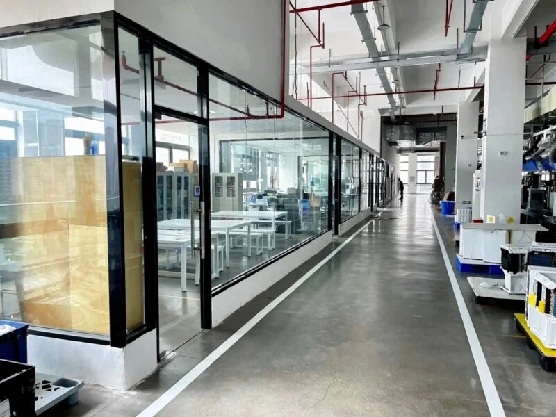 Factory production of glass partition walls 02