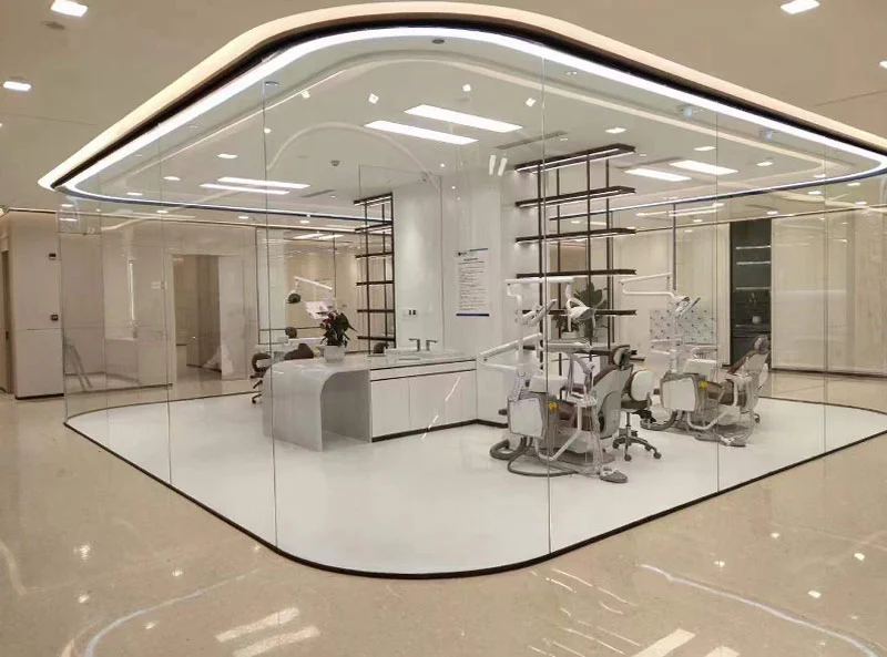 Panoramic curved glass partition